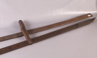 une paire de vieux sécateurs en bois sur fond blanc