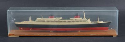 une photo d'une maquette de bateau dans une vitrine
