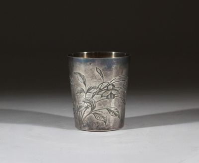 une coupe en argent ornée d'un motif, posée sur une table