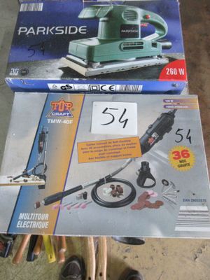 deux boîtes d'outils électriques posées sur une table