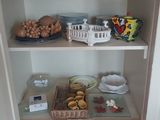 un garde-manger avec beaucoup de nourriture sur les étagères