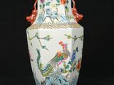 un vase orné d'un oiseau sur fond noir
