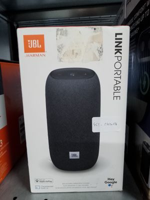 une photo d'un carton contenant une enceinte, posé sur une étagère dans un magasin