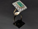 Gros plan sur une bague ornée d'une pierre verte