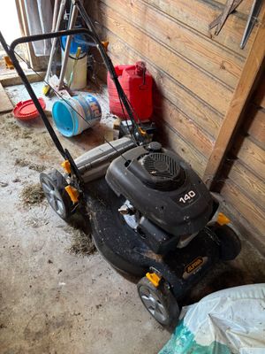une tondeuse à gazon garée dans un garage