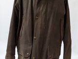 une photo d'une veste marron sur un présentoir pour mannequin