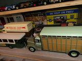 de nombreux camions miniatures posés sur une étagère