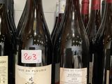 plusieurs bouteilles de vin sont alignées sur un comptoir