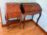 deux tables en bois avec tiroirs dans une pièce