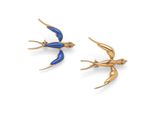 une paire de boucles d'oreilles représentant des oiseaux, dorées et bleues, sur fond blanc