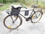 un vélo garé sur le bord de la route