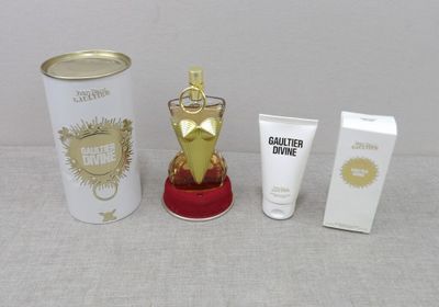 une tasse, un récipient et une brosse à dents posés les uns à côté des autres