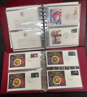 un classeur rouge contenant tout un tas de timbres