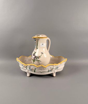 Broc couvert et son bassin à décor de roses au manganèse.