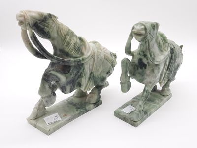 deux statues représentant un homme à cheval et une femme à cheval