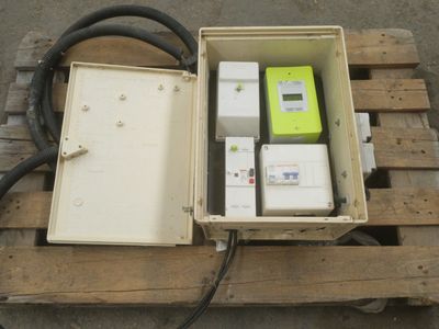 une caisse contenant tout un tas de matériel électrique, posée sur une palette