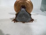 un petit objet en métal contenant une pierre