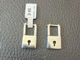 deux morceaux de métal posés sur une surface en cuir