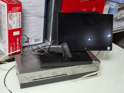 une console de jeux vidéo posée sur une table