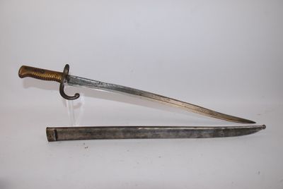 un couteau posé à côté d'un autre couteau sur une table