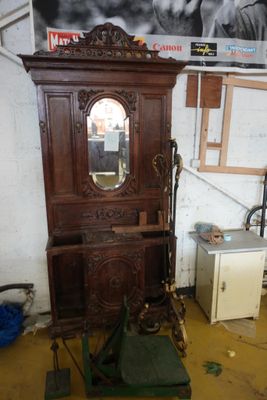 une horloge de parquet en bois surmontée d'un miroir