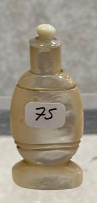 un petit flacon de liquide sur lequel est collé un autocollant