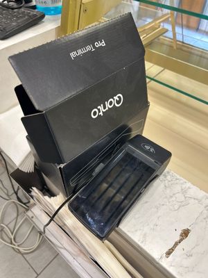 un ordinateur portable et un téléphone portable posés sur un comptoir