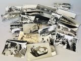 plusieurs photographies en noir et blanc représentant des personnes et des voitures, empilées les unes sur les autres