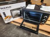 un four grille-pain posé sur une palette à côté d'un carton de provisions