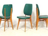 trois fauteuils en cuir vert avec des pieds en bois, sur fond blanc