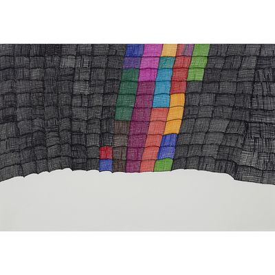 un gros plan d'un morceau de tissu multicolore posé sur une surface blanche