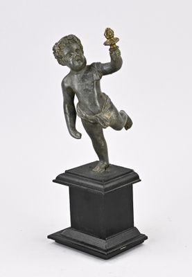statue en bronze d'un garçon tenant un oiseau sur un socle
