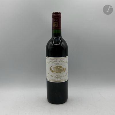 bouteille de vin rouge avec une étiquette blanche sur fond gris