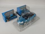 une petite voiture bleue et une boîte bleue posées sur une surface blanche