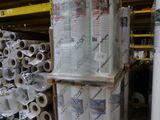 plusieurs rouleaux de papier hygiénique empilés les uns sur les autres