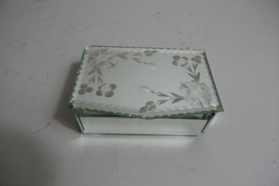 une petite boîte en verre ornée d'un motif floral