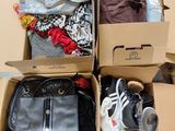 une boîte remplie de vêtements et de chaussures posée par terre