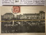 une carte postale représentant une foule devant un bâtiment
