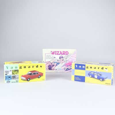 Trois jouets emballés représentant différentes voitures sont présentés sur une surface blanche.