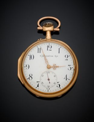 Gros plan sur une montre de poche en or avec des chiffres romains