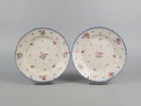 deux petites assiettes ornées de motifs floraux, posées côte à côte