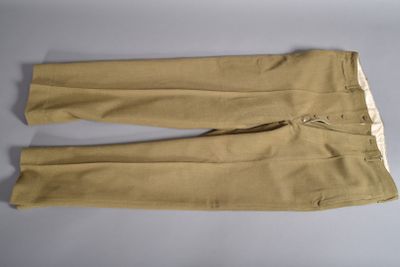 un pantalon kaki pour homme posé sur une surface blanche
