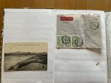 un livre ouvert sur lequel figurent l'image d'une rivière et une carte postale