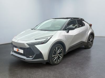 Le nouveau SUV Toyota C-HR est garé dans un showroom.