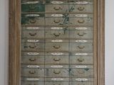 une grande armoire en bois dotée de nombreux tiroirs