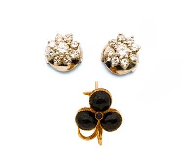 une paire de boucles d'oreilles noires et dorées et une broche, une broche, une broche, une broche, une broche, une broche, une broche, une broche