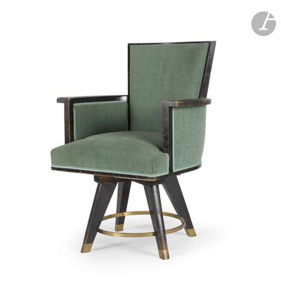 une image représentant une chaise verte aux pieds noirs et à l'assise rembourrée de vert