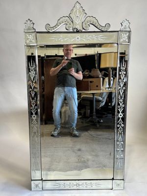 un miroir à double face dans lequel un homme se prend en photo