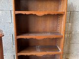 une bibliothèque en bois surmontée d'une étagère