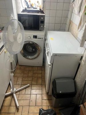 une machine à laver blanche et un sèche-linge dans une petite pièce